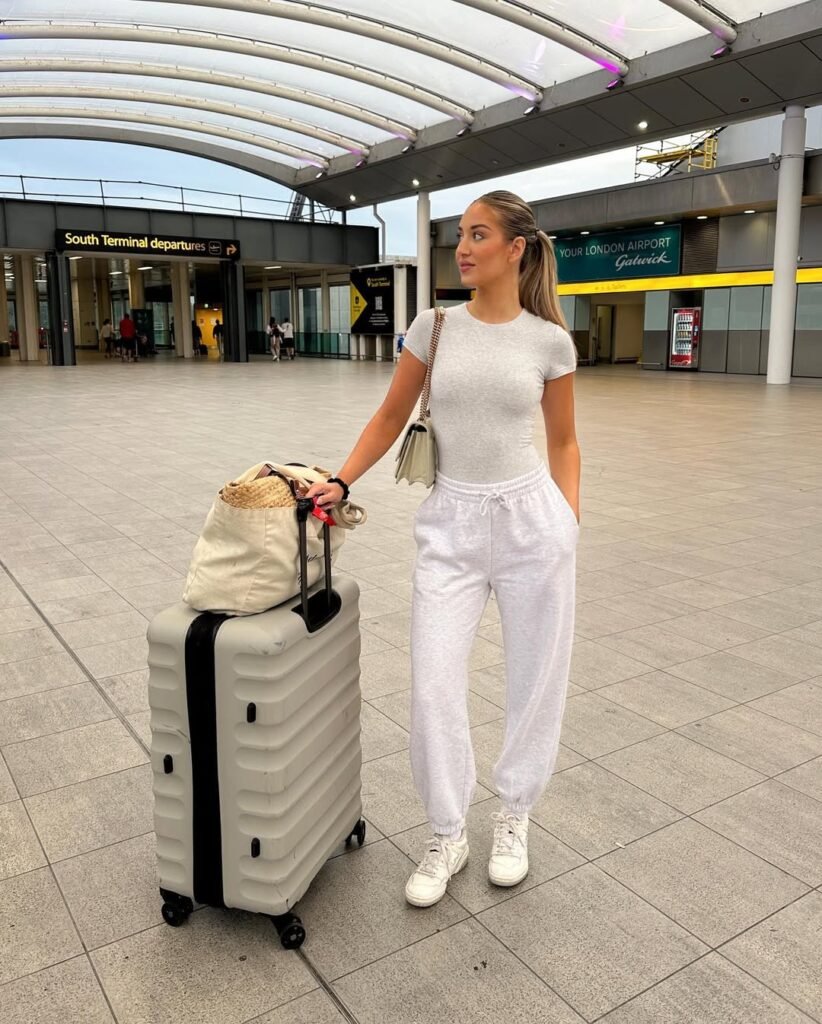Simple and sporty white joggers with fitted tee – minimalist airport outfit that’s cute and easy to move in.

