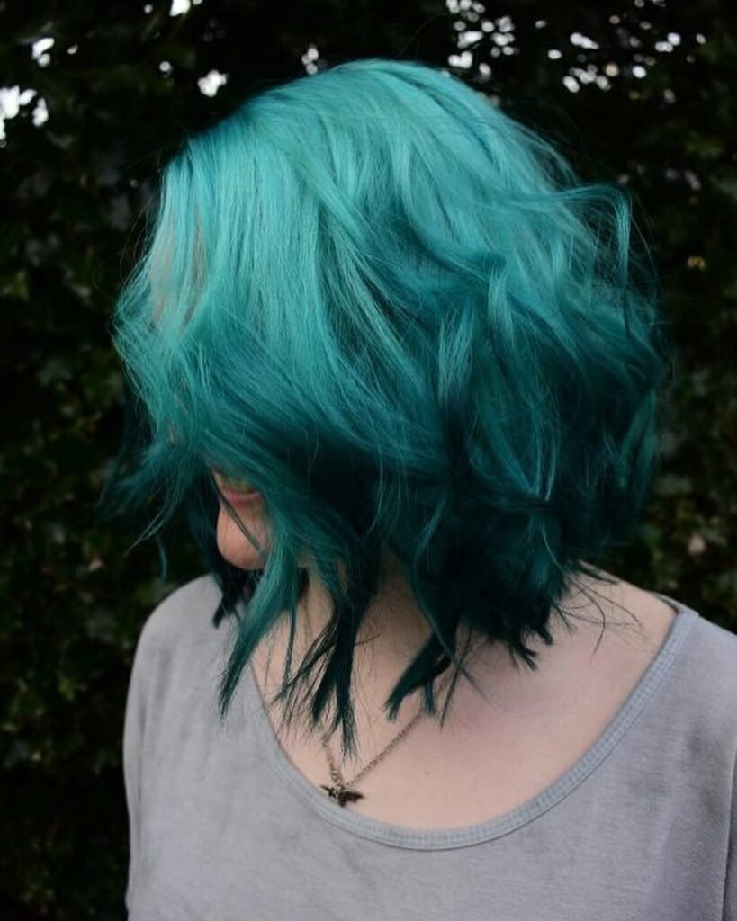 Teal and dark green wavy bob with side part – cute hairstyles for short hair.