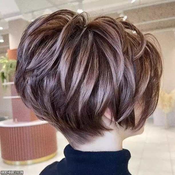 Voluminous stacked bob with layers and warm brunette tones – cute hairstyles for short hair.