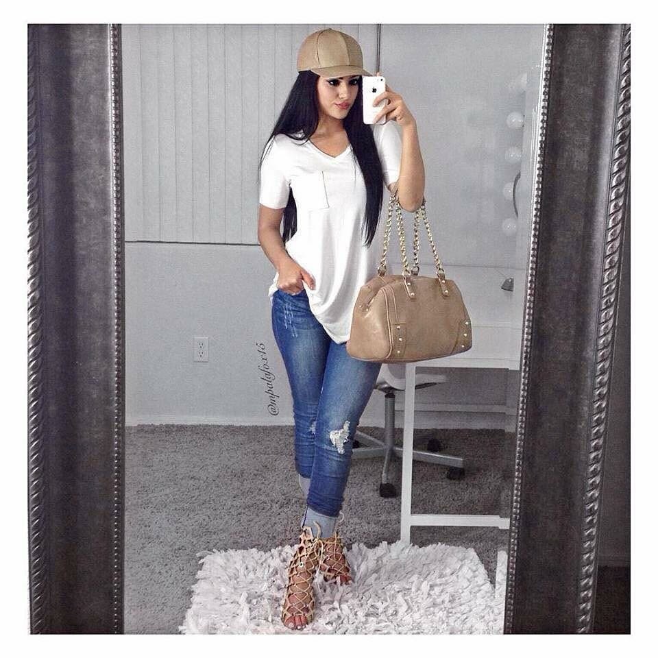 Casual mirror selfie with a cap, white tee, and distressed jeans – stylish and relaxed Outfits Casuales.