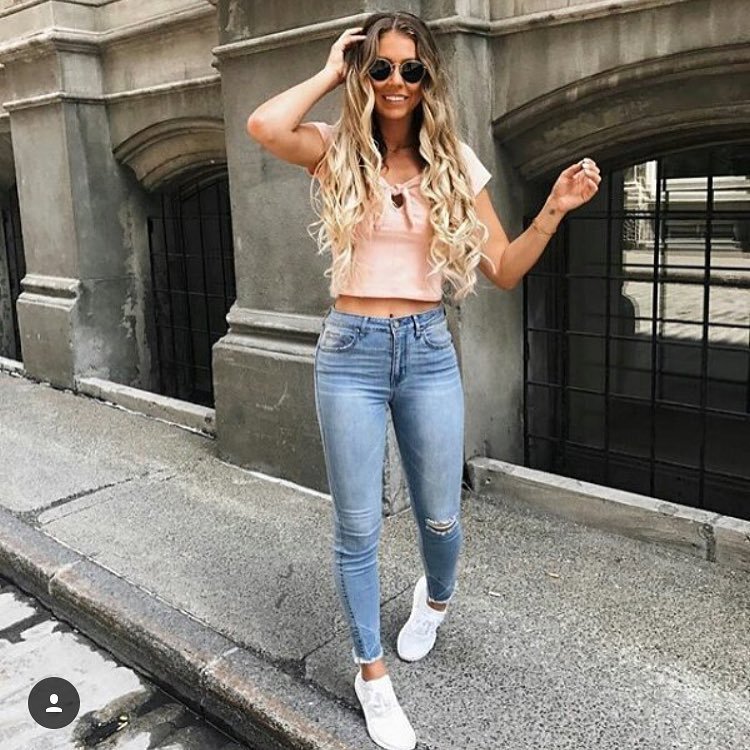 Light pink crop top with skinny jeans and sneakers – effortless summer Outfits Casuales streetwear.

