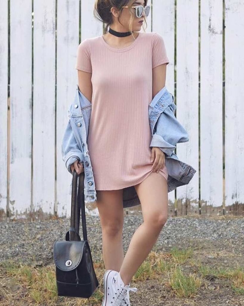 Pink t-shirt dress with denim jacket and white sneakers – feminine and comfy Outfits Casuales idea.