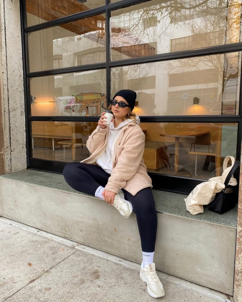 Cozy beige jacket with black leggings and beanie – winter-ready Outfits Casuales with street style vibes.