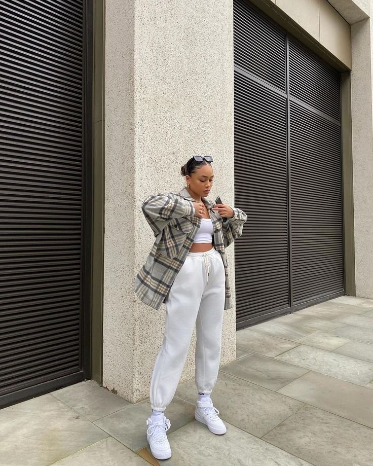 Sporty look with white joggers, plaid shirt, and crop top styled with sneakers — effortless and trendy. Outfits Casuales.
