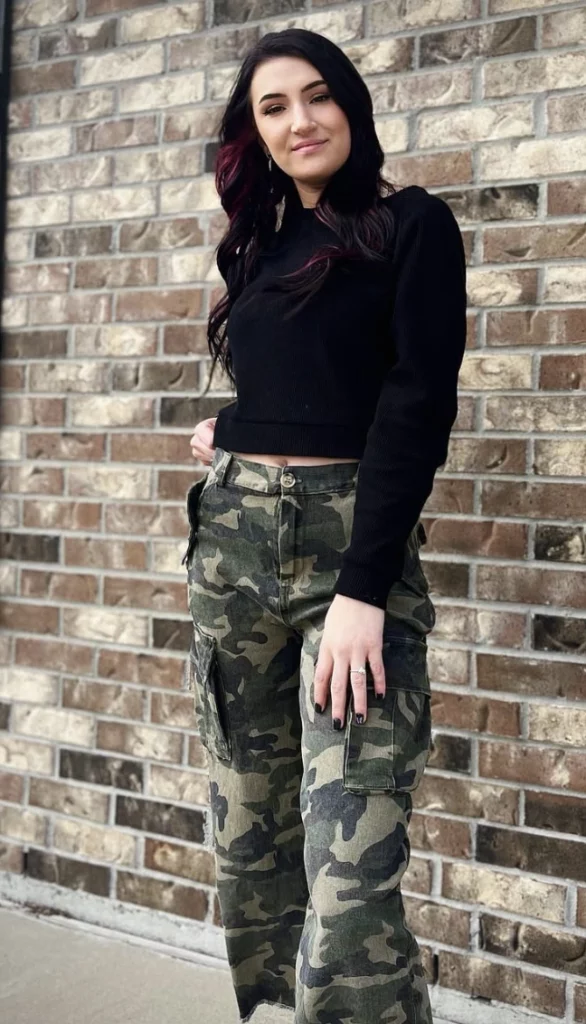 Relaxed Camouflage Pants Outfit with high-waisted utility camo cargos styled with a black cropped sweater and loose waves.