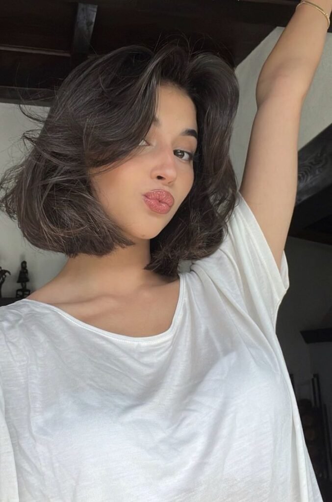 Cute Hairstyles for Short Hair with a voluminous chin-length bob, natural texture, and playful side flip for a casual selfie vibe.