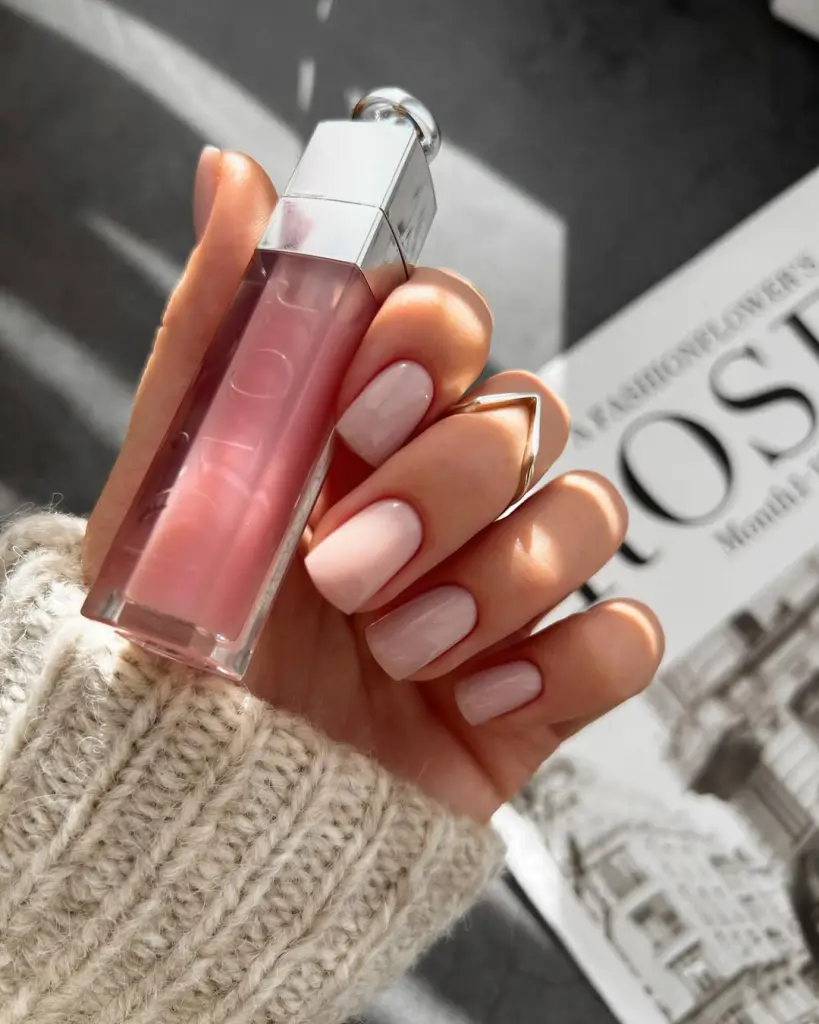 Short fall nail designs in soft pastel pink for a minimal and elegant autumn style.