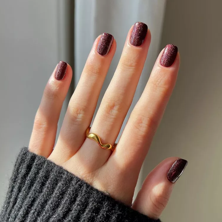 Short fall nail designs in dark glittery burgundy for a chic seasonal look.